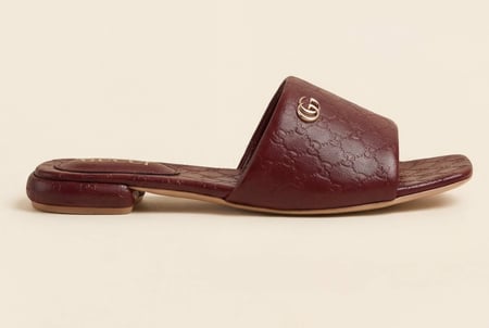 سليبر نسائي من جوتشي GUCCI بتصميم كلاسيكي بنقشة GG ماستر كوالتي