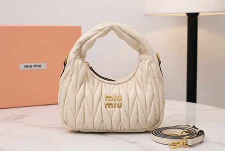 حقيبة ميو ميو النسائية – تصميم مبطن فاخر . ماستر كوالتي