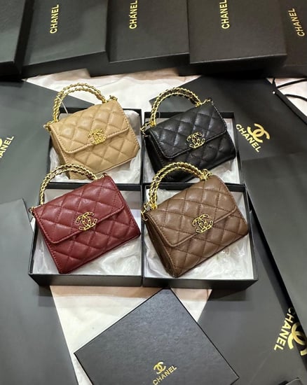 حقيبة يد نسائية صغيرة بتصميم مبطن وسلسلة ذهبية من Chanel ماستر كوالتي