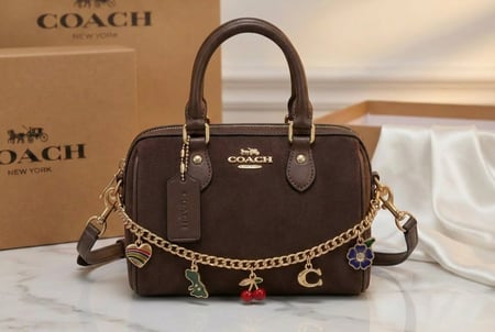 حقيبة كوتش Coach  روان نسائية بنقشة شعار كلاسيكي بتصميم أنيق ماستر كوالتي