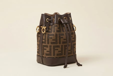 حقيبة باكيت نسائية فاخرة من Fendi بنقشة FF الأيقونية ماستر كوالتي