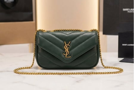 حقيبة سان لوران بتصميم أنيق يجسد الفخامة الباريسية بأسلوب عصري راقٍ ماستر كوالتي