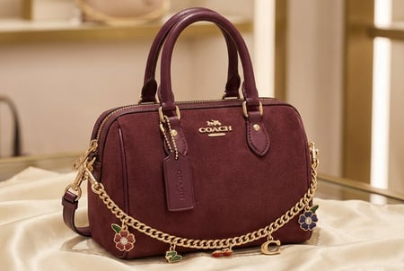 حقيبة كوتش Coach  روان نسائية بنقشة شعار كلاسيكي بتصميم أنيق ماستر كوالتي