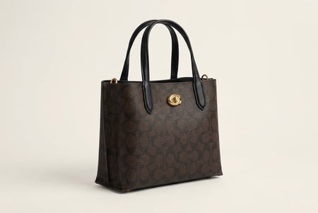 حقيبة كوتش بتصميم عملي بهوية فاخرة ماستر كوالتي