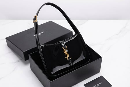 حقيبة سان لوران بلمسة فاخرة وأناقة خالدة . ماستر كوالتي