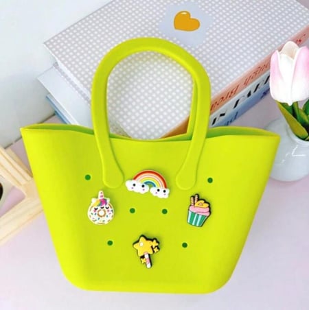 حقيبة يد مجوفة مثقبة من السيليكون، مناسبة للشاطئ والهاتف والأم والطفل والنزهات - مع 4 قطع تشارمز - Hollow Perforated Silicone Handbag, Suitable for Beach, Phone, Mom, Baby, Picnic - with 4 Pieces Charms