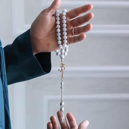 سبحة رجالية رخامية باللون الأبيض مع تخصيص الاسم  حسب الطلب باللون الذهبي