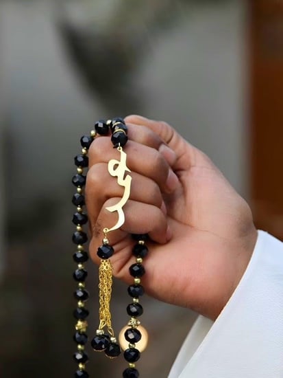 سبحة رجالية ملكية سوداء بخرز مضلع وتخصيص الاسم حسب الطلب باللون الذهبي