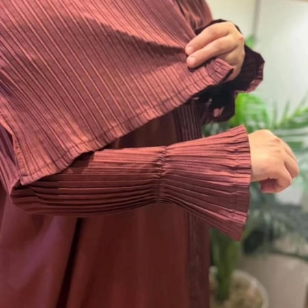 شرشف صلاة نسائي بكسرات أمامية لون عنابي خامة باردة وساترة