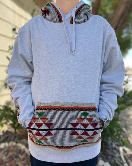 بلوفر مع نقش السدو