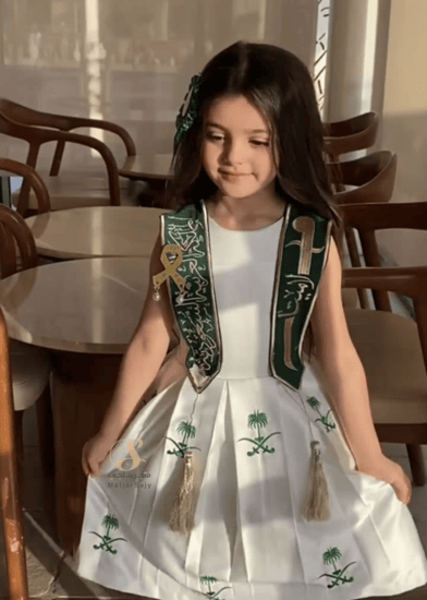 فستان اليوم الوطني مع السيف والاسم