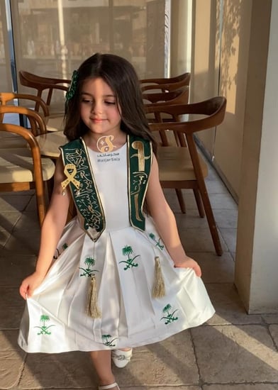 فستان اليوم الوطني مع السيف والاسم