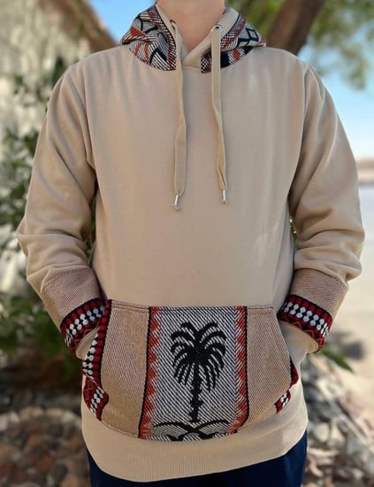 بلوفر مع نقش السدو لون بيج