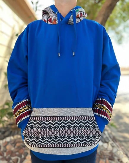 بلوفر مع نقش السدو لون ازرق