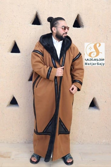 فروة كلاسيكي مطرزة بمخمل وجلد