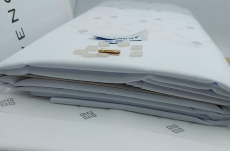 قماش رجالي بتصميم عصري وشعار أنيق يعكس جودة المنتج