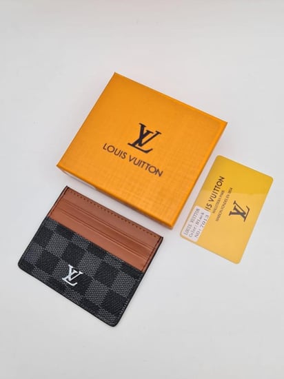 حافظة بطاقات رجالية بنقش مربعات أسود ورمادي وجلد كاراميل