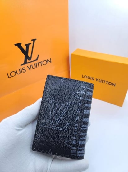 محفظة رجالية جلدية سوداء بطباعة أيقونية بارزة