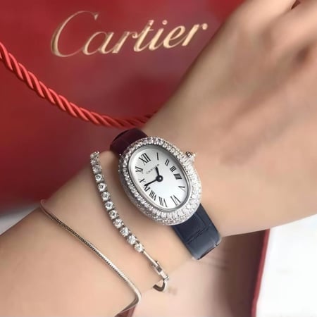 ساعة نسائية بيضاوية فاخرة مرصعة بالكامل بفصوص الزركون اللامعة