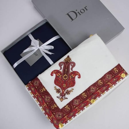 قماش فاخر وشال كشميري لإطلالة شتوية أنيقة وعصرية