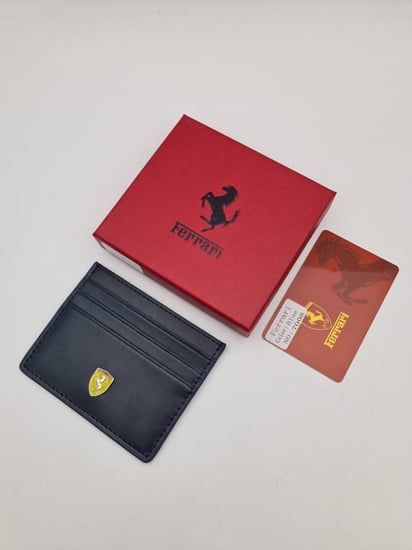 محفظة رجالية سوداء بشعار الدرع الأصفر مع علبة حمراء