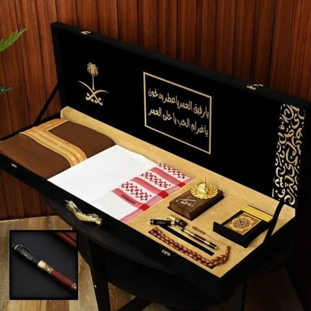 بوكس هدايا فاخر يحتوي على مشلح وطني مقصب ذهبي وقماش صيفي كوري