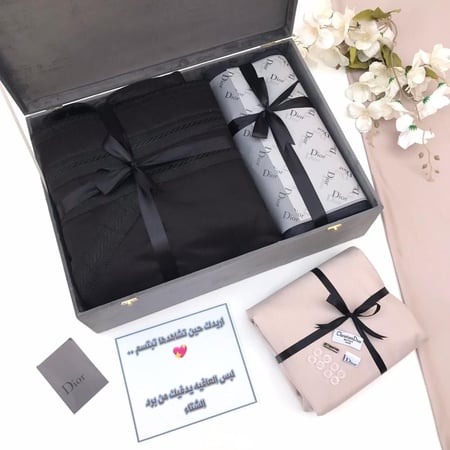 هدية فاخرة تحتوي على فروة شتوية قماش فاخر وكرت إهداء مخصص