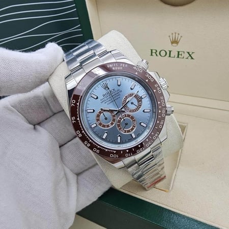 ساعة للرجال بأداء عالي ومينا بلونين جذابين أبيض وسماوي