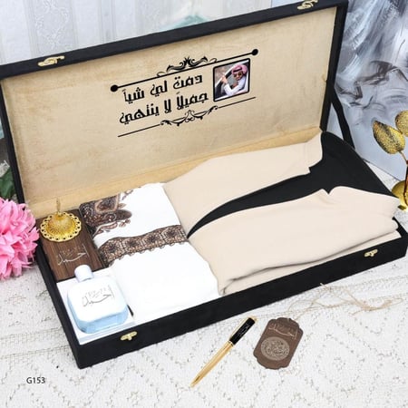 بوكس أنيق يحتوي على غترة كشميرية وسديرية مع قلم وعطر بتخصيص مميز