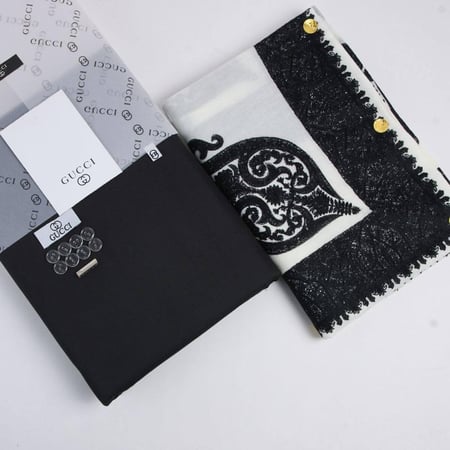 طقم رجالي شتوي أنيق باللون البيج و قماش شتوي فاخر وشال مطرز بدقة