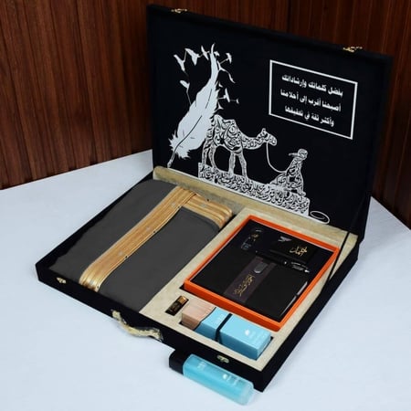 ميدالية جلدية وقلم فاخر بنقش مخصص