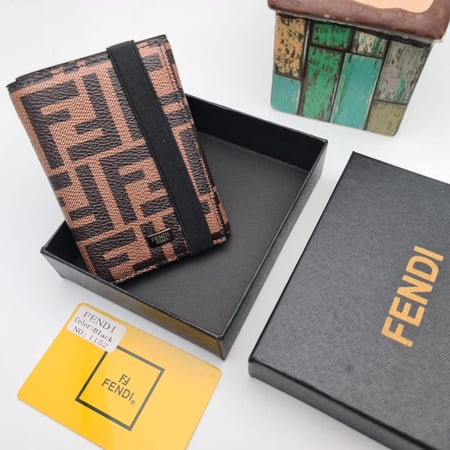 محفظة رجالية بنقش أيقوني كامل وشريط إغلاق أسود