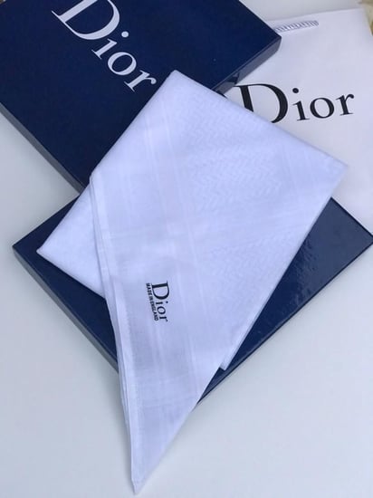 شماغ رجالي فاخر مصنوع من القطن الإنجليزي النقي باللون الأبيض