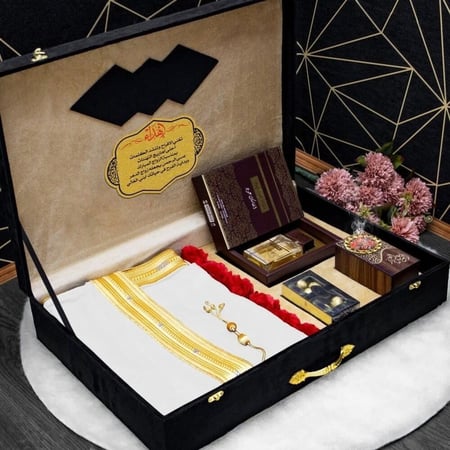 بوكس رجالي فاخر يحتوي على مشلح وطني أنيق مع عطر عود ومبخرة خشبية