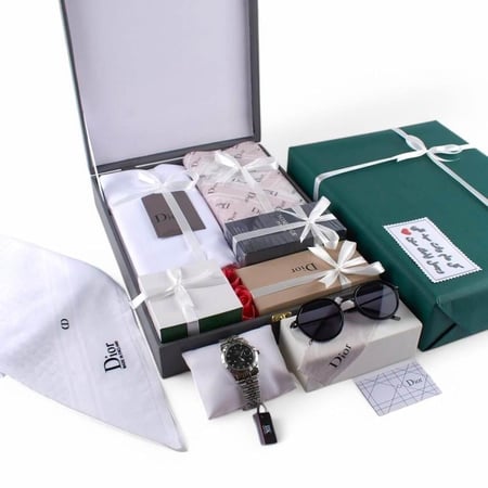 عرض طقم هدايا العيد شماغ قماش وساعة بتغليف فخم