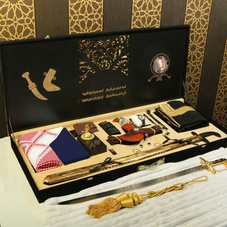 محفظة جلدية ساعة بضمان سنة ومبخرة خشبية بتصميم فاخر