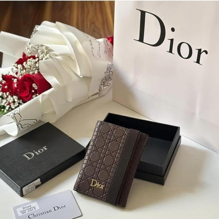 محفظة رجالية جلدية باللون البني مع نمط خياطة هندسي