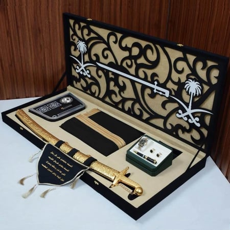 بوكس رجالي فاخر يحتوي على مشلح وسيف وساعة بتصميم أنيق