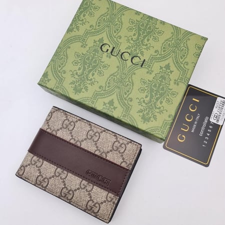 محفظة رجالية بيج بنقش مونوغرام وشريط بني مع علبة خضراء