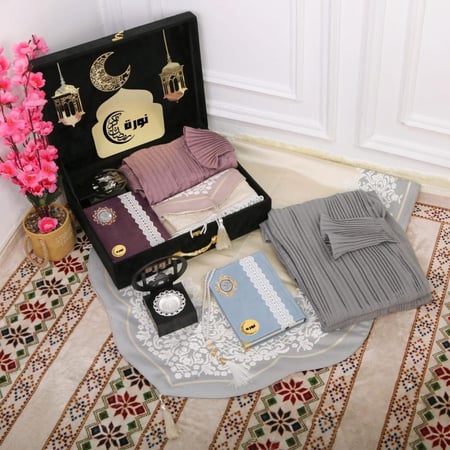 سجادة وشرشف باللون الرمادي الغامق داخل بوكس شامواه أسود