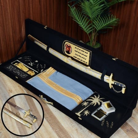 هدية ملكية فاخرة تحتوي على مشلح وطني وسيف التوحيد