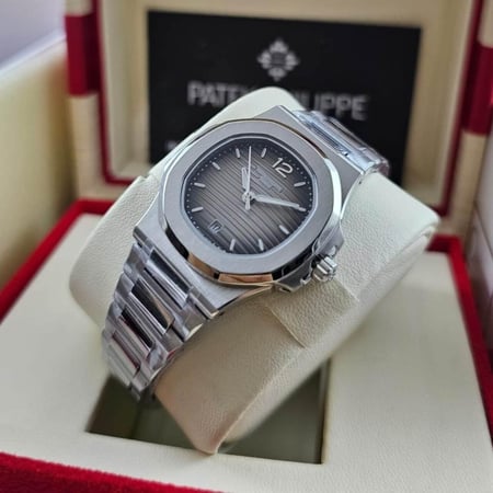 ساعة نسائية فاخرة - تصميم حديث بألوان متعددة