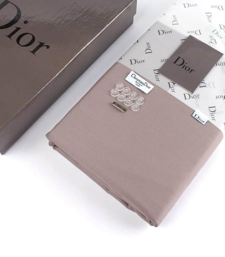 إطلالة شتوية دافئة وأنيقة مع قماش رجالي فاخر ومميز