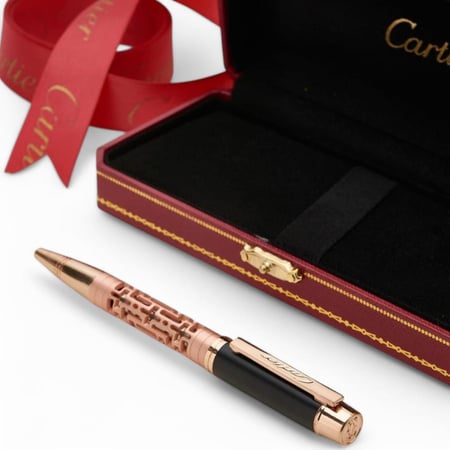 قلم فاخر باللون الذهبي النحاسي والأسود مع نقش معدني