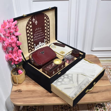 هدية رمضان نسائية بتصميم فاخر تضم مصحف شرشف صلاة ومبخرة