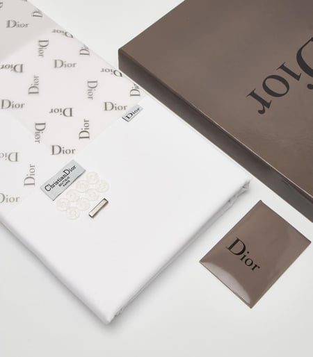 قماش فاخر أبيض مع علبة أنيقة وتصميم حديث يناسب مختلف المناسبات