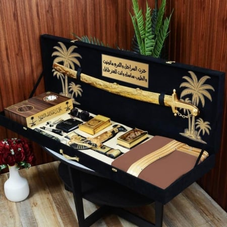 بوكس فاخر يحتوي على مشلح وطني مع سيف التوحيد