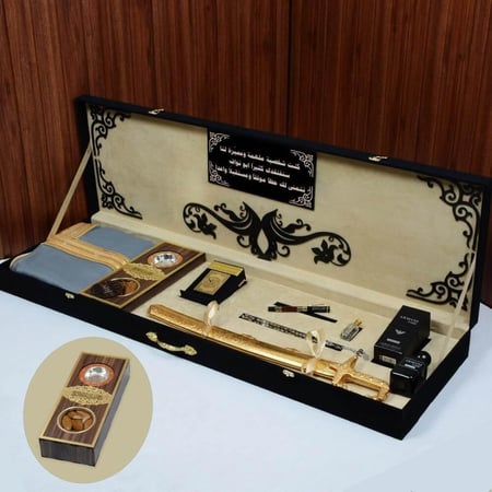 بوكس يحتوي على سيف محفور ومصحف وعطر يعكس الذوق الرفيع