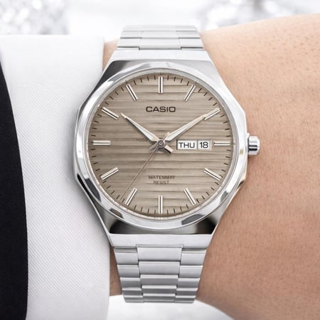 ساعة كاسيو اللون فضي ميناء رمادي