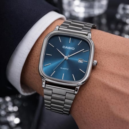 ساعة كاسيو اللون فضي ميناء كحلي